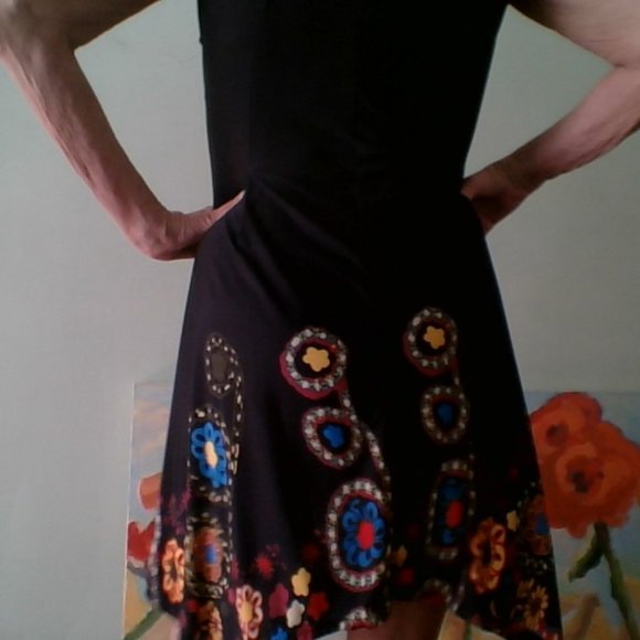 Adorable sleeveless black dress w/handkerchief hem - Picture 3 of 7